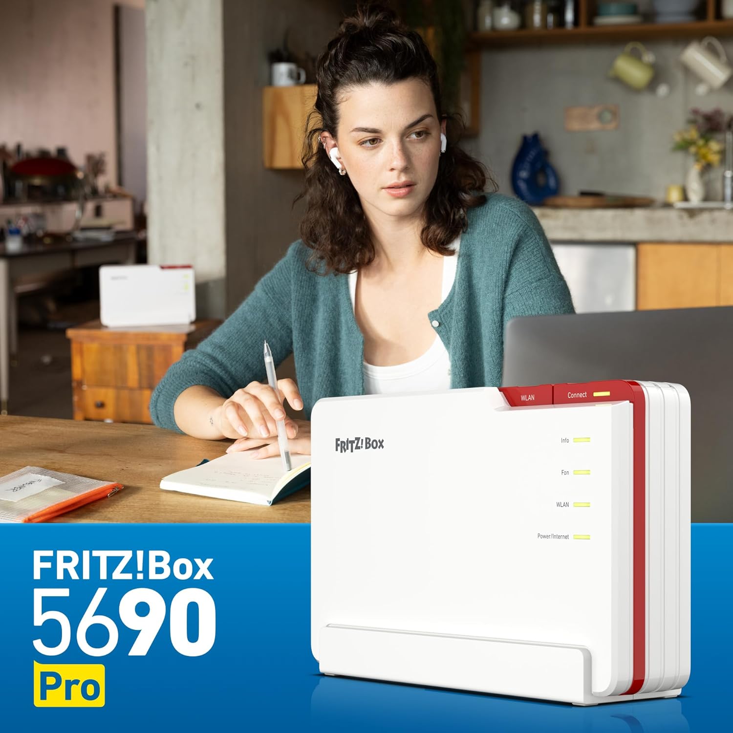 FRITZ!Box 5690 Pro in uso domestico su una scrivania accanto a un laptop