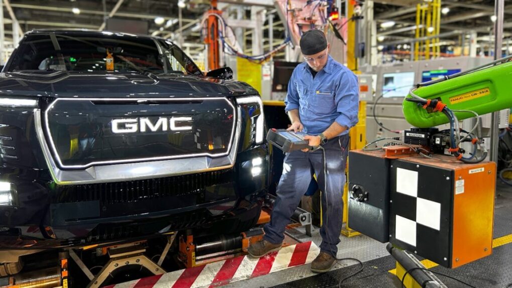 GM installa robot a Detroit mentre 1.300 operai restano a
