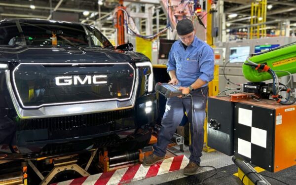 GM installa robot a Detroit mentre 1.300 operai restano a