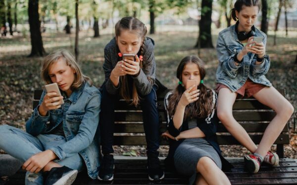 Regno Unito vieta i social ai minori di 16 anni