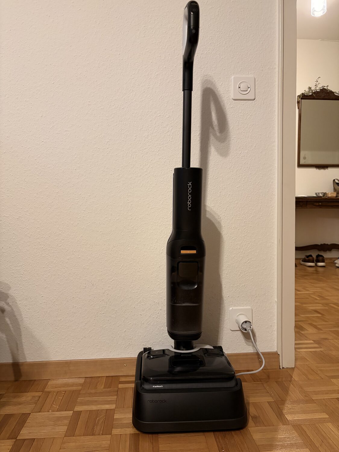 Roborock F25 ACE vista frontale, profilo sottile