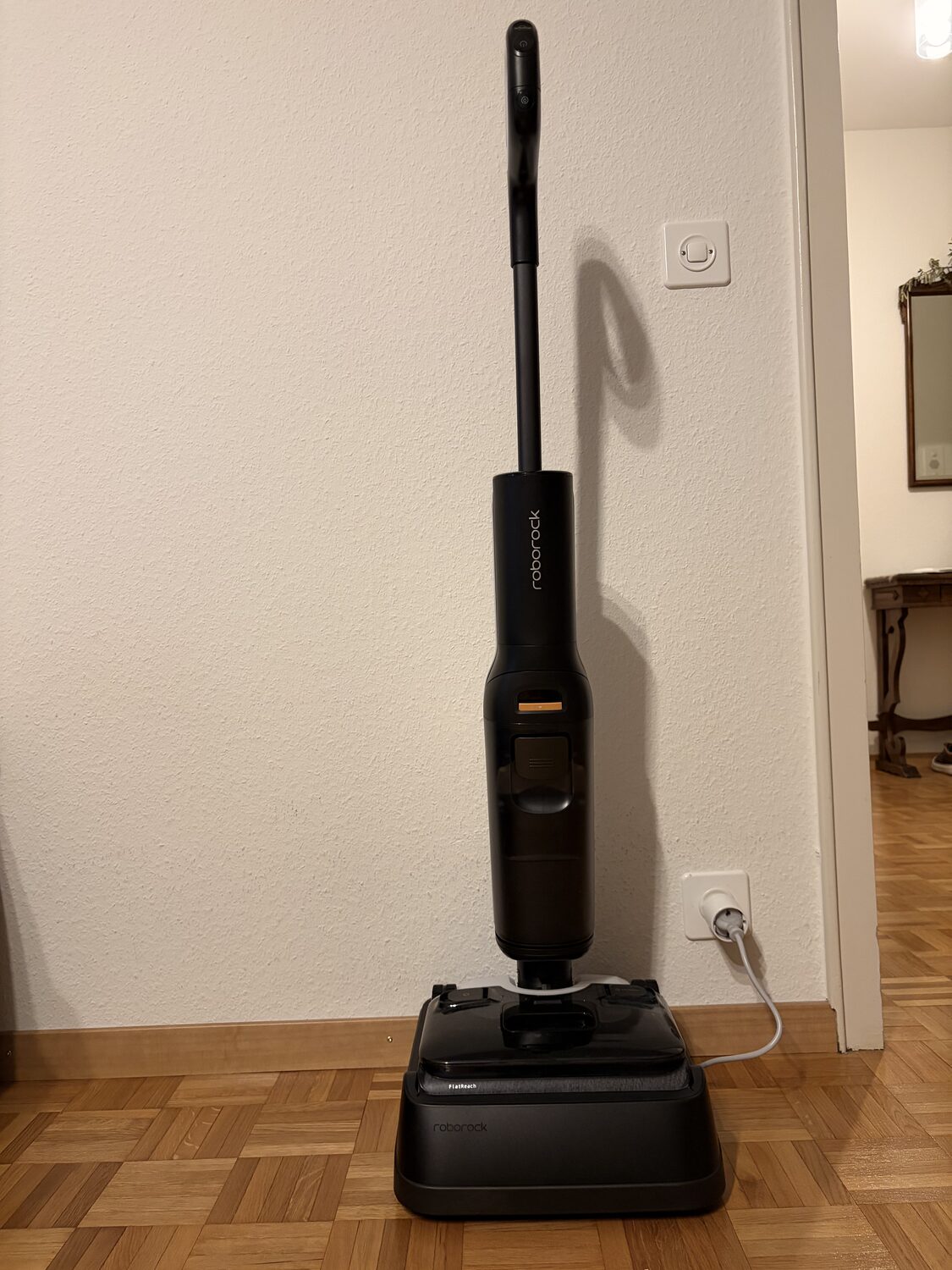 Roborock F25 ACE sulla base di ricarica nel corridoio di casa
