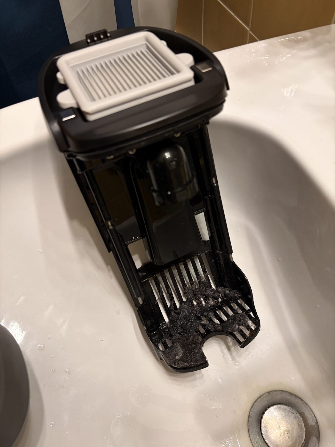 Rullo del Roborock F25 ACE con il sistema anti-groviglio JawScraper