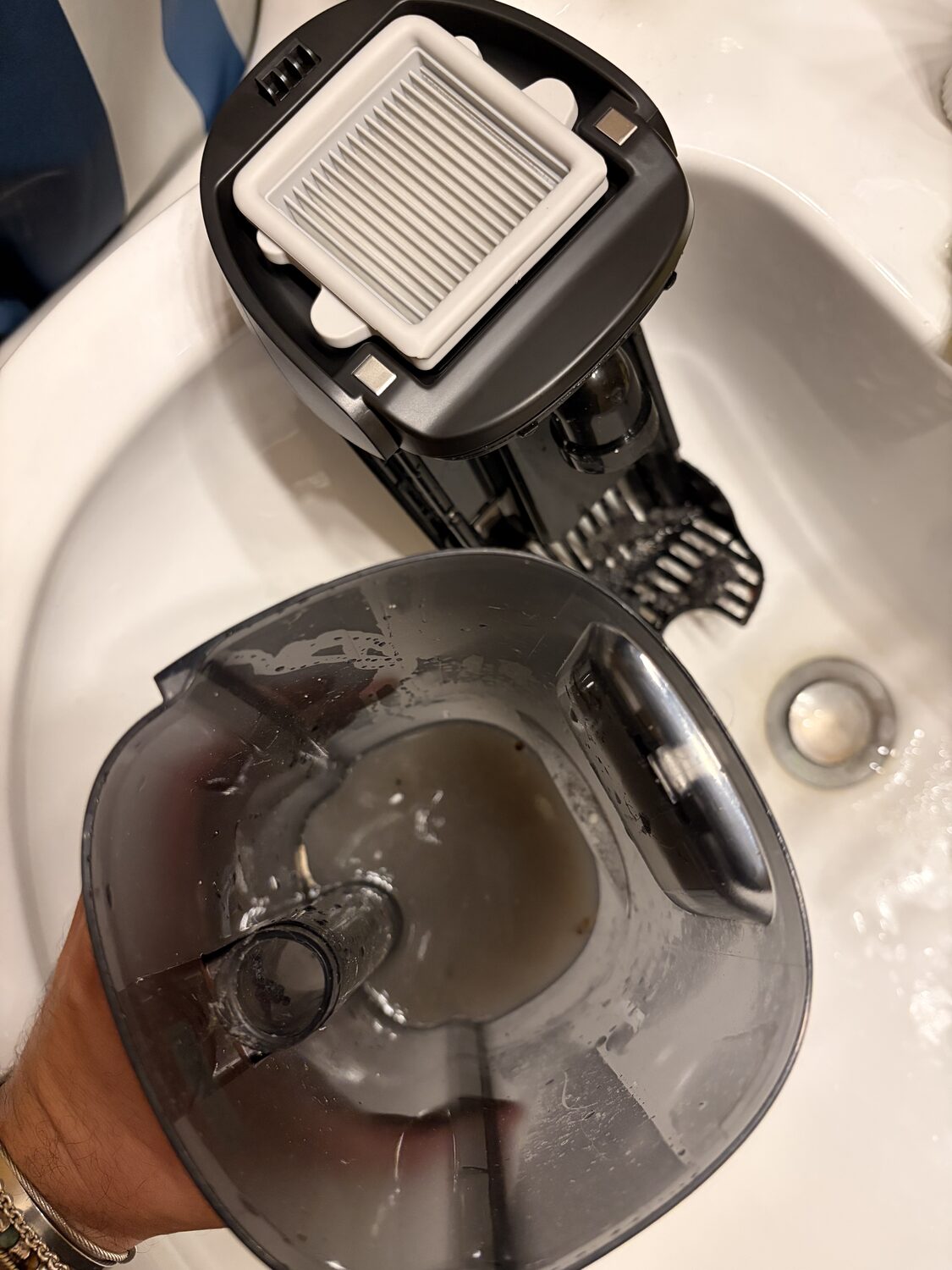 Serbatoio dell acqua sporca del Roborock F25 ACE durante lo svuotamento