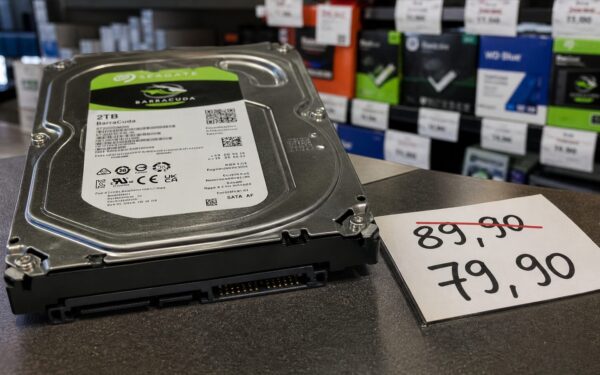 Carenza di hard disk spinge prezzi alle stelle nel 2026