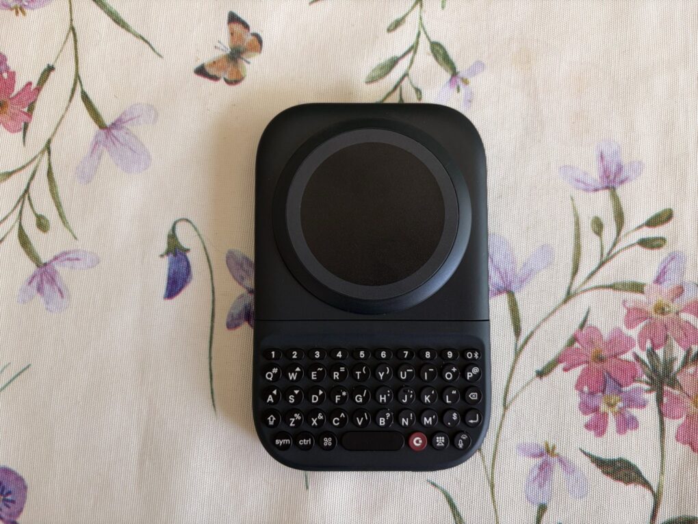 Clicks Power Keyboard vista di fronte: pad MagSafe circolare e tastiera QWERTY fisica