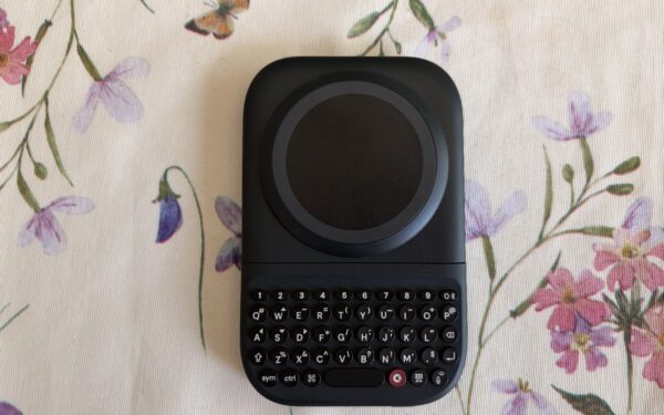 Clicks Power Keyboard vista di fronte: pad MagSafe circolare e tastiera QWERTY fisica