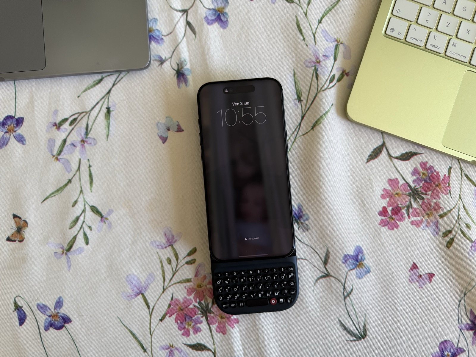 iPhone agganciato alla Clicks Power Keyboard in orizzontale, uso in landscape