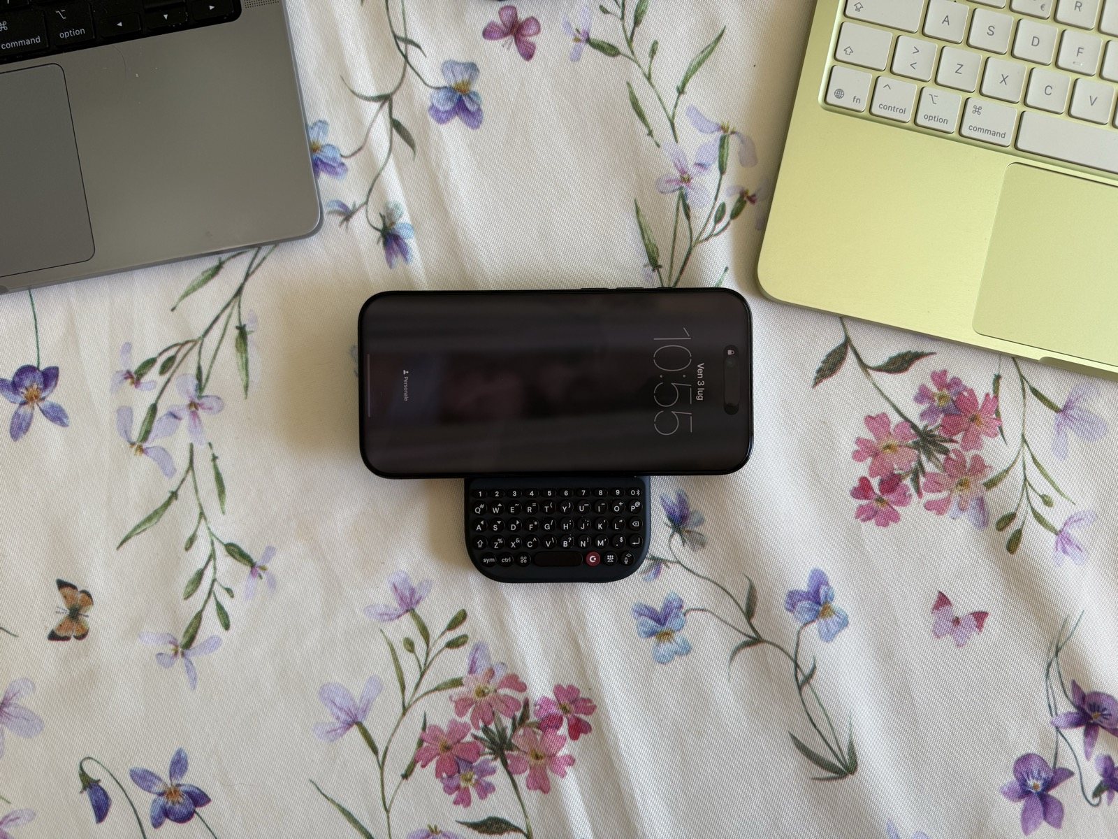 iPhone agganciato alla Clicks Power Keyboard in verticale, in stile BlackBerry