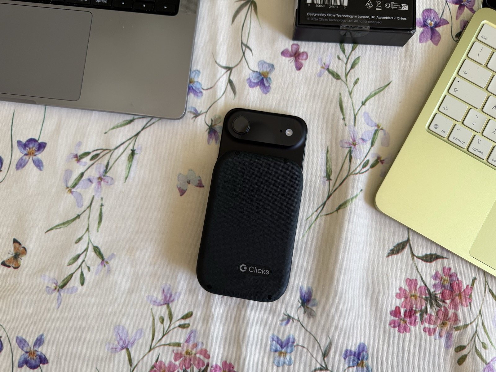 Pad MagSafe circolare della Clicks Power Keyboard per la ricarica wireless del telefono