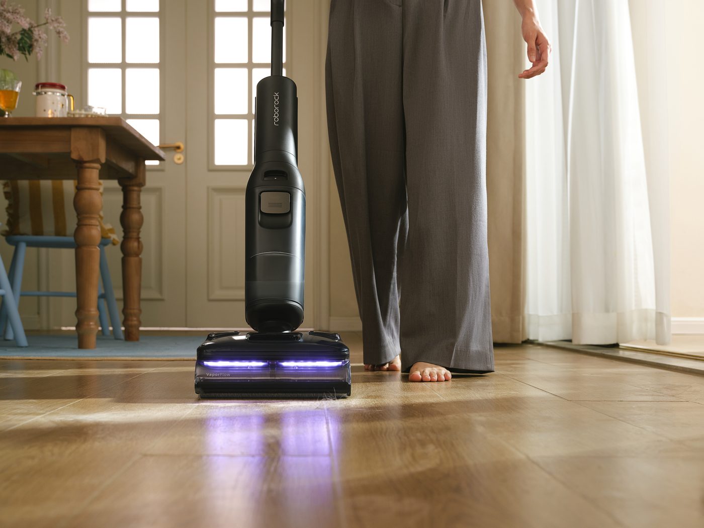 Roborock F25 Steam pulisce il parquet con illuminazione a luce blu che rivela la polvere