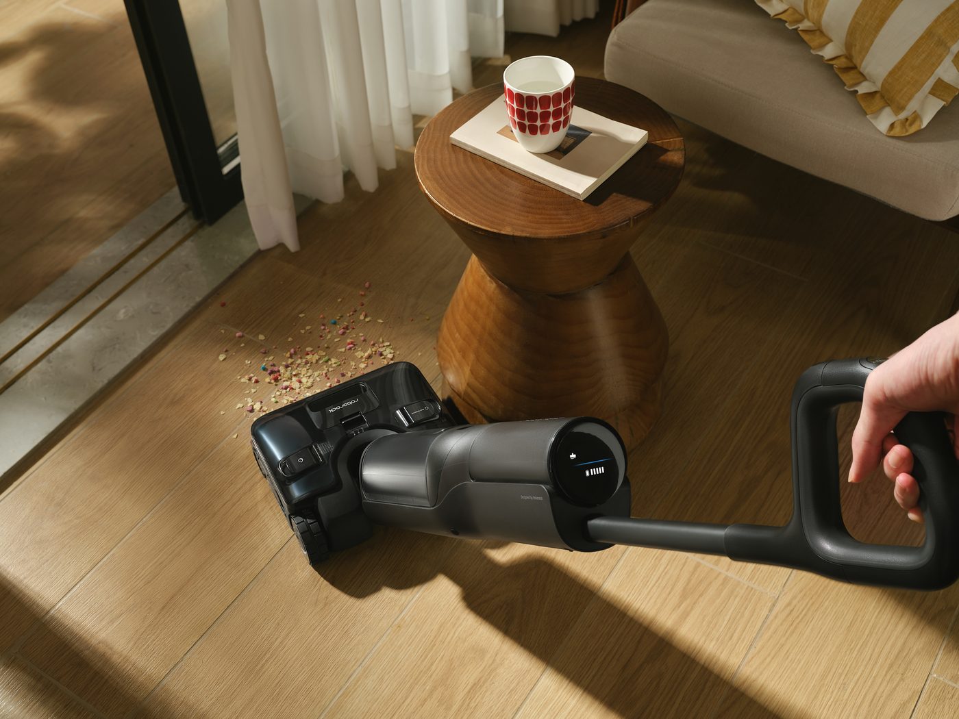 Roborock F25 Steam ruota attorno ai mobili grazie allo snodo a 70 gradi