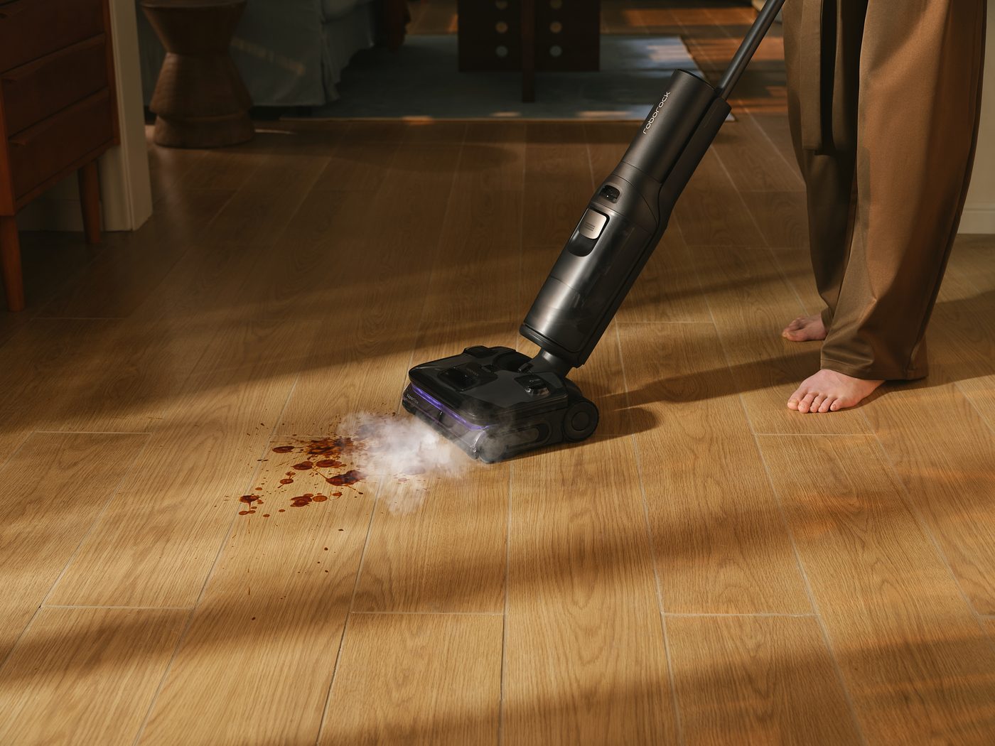 Roborock F25 Steam rimuove una macchia dal parquet con il vapore a 180 gradi