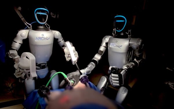 Robots antropomorfi eseguono interventi su maiali vivi