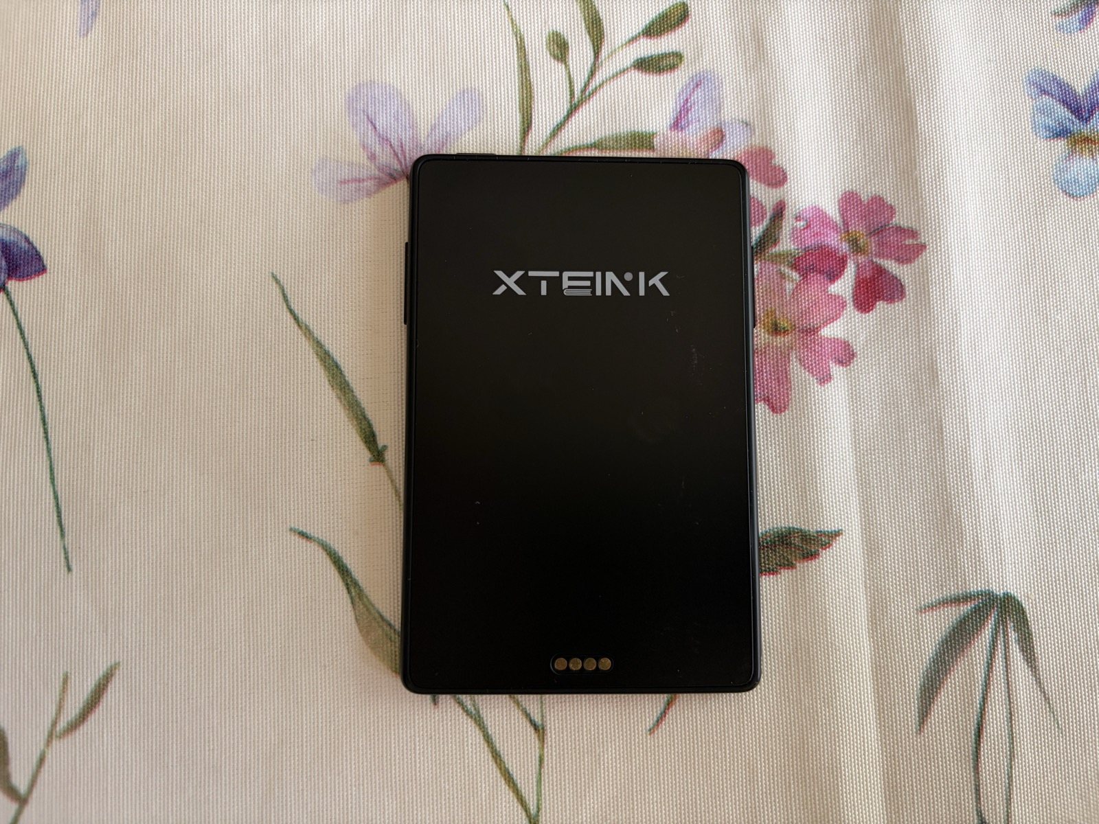 Retro nero dello Xteink X3 con logo e contatti pogo pin