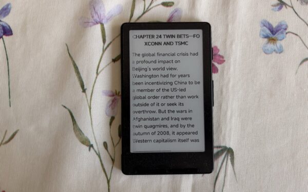 Xteink X4 nero con una pagina di libro sullo schermo E Ink