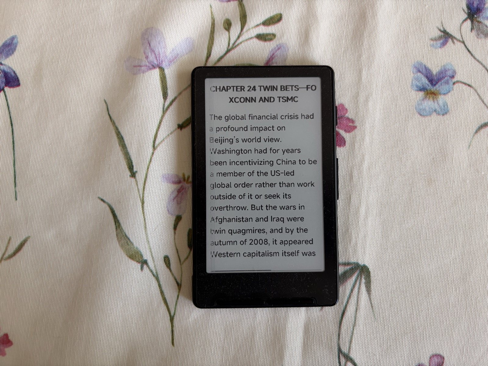 Xteink X4 nero con una pagina di libro sullo schermo E Ink