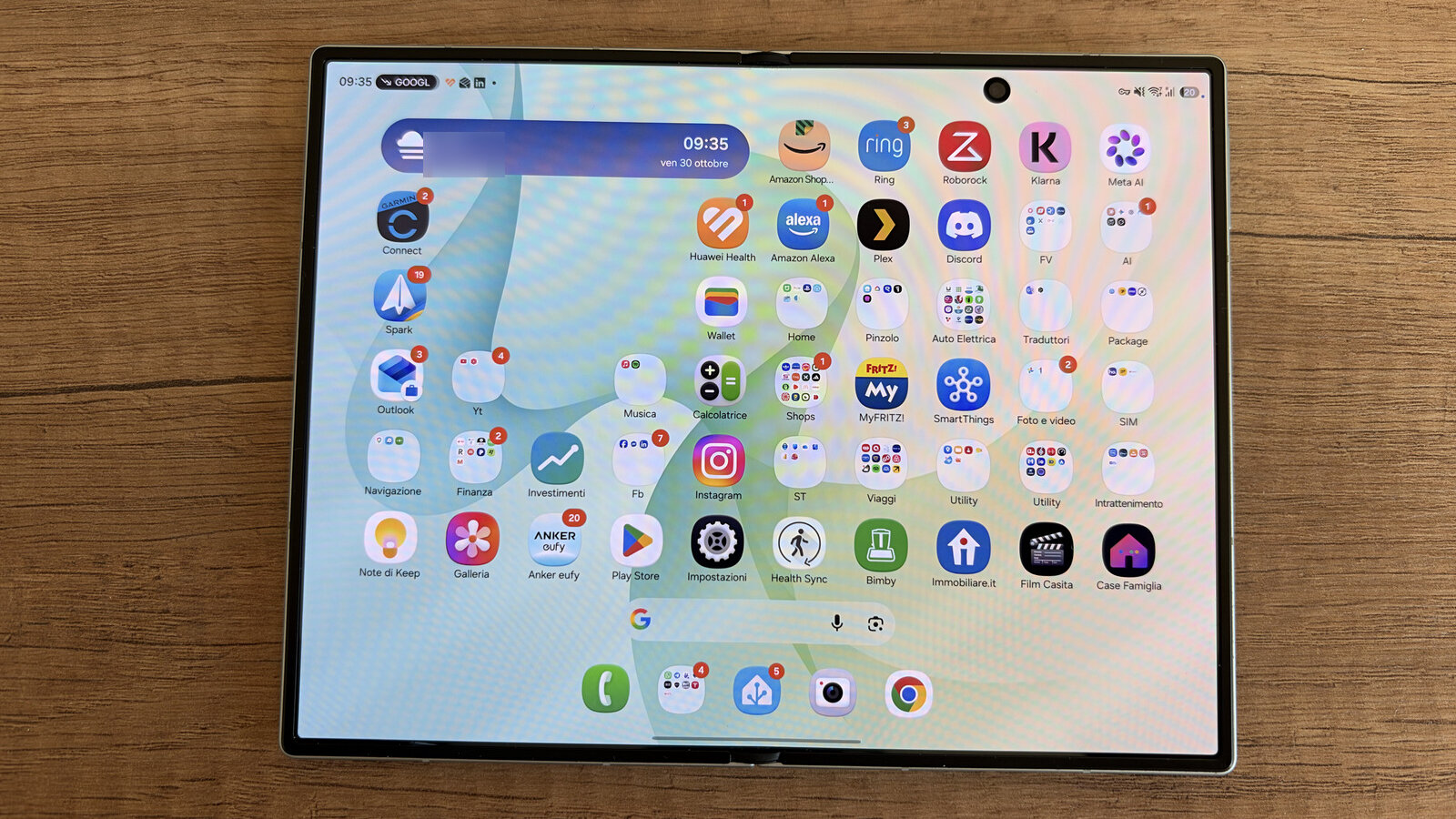 Samsung Galaxy Z Fold8 aperto appoggiato su un tavolo di legno, con la schermata Home sullo schermo interno da 7,6 pollici