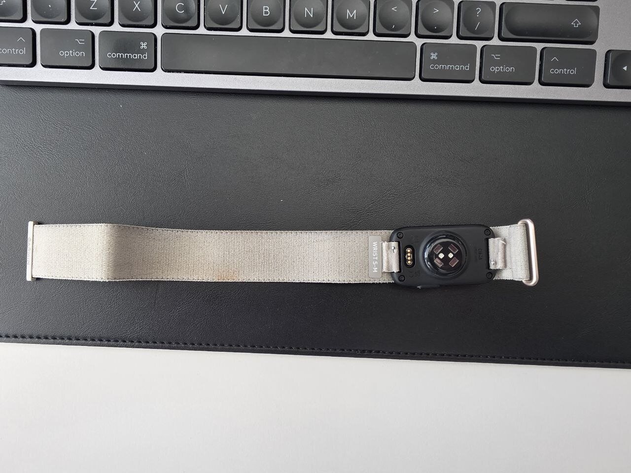 Lato interno del cinturino Garmin Cirqa con il modulo agganciato e le prime macchie sul tessuto