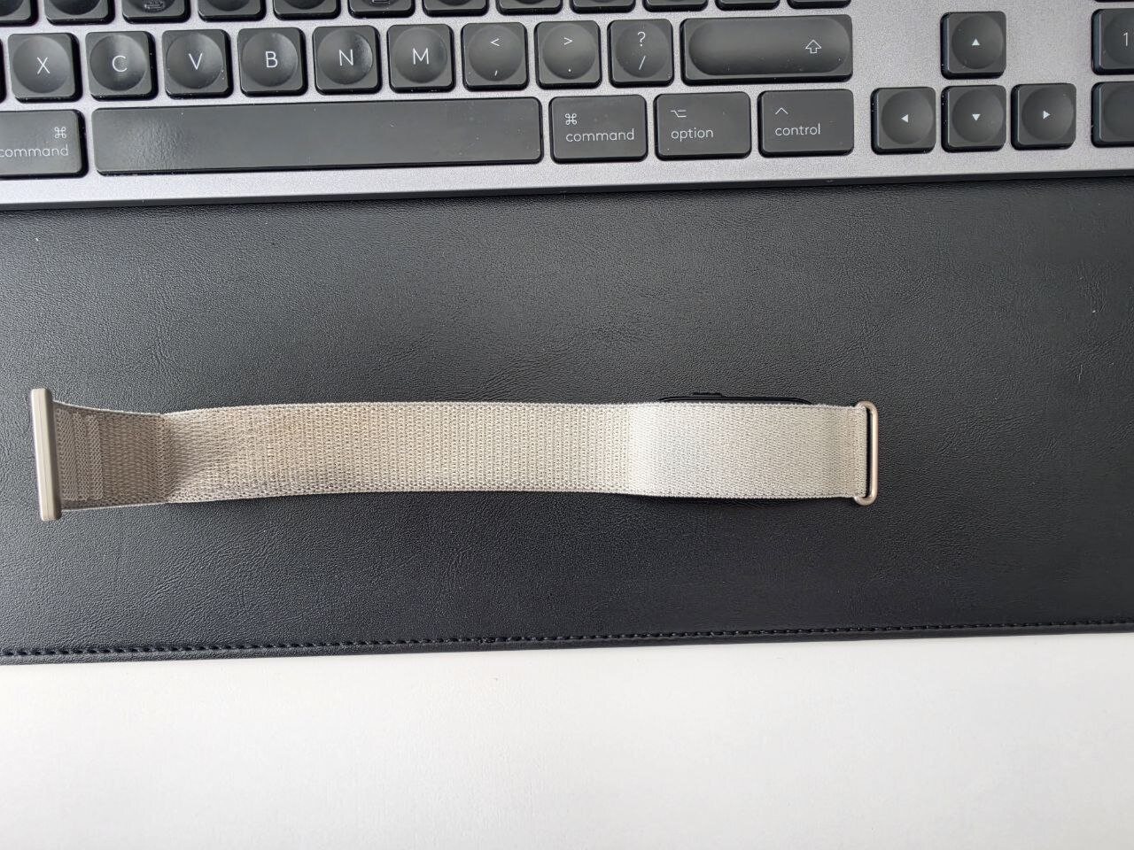 Cinturino in tessuto del Garmin Cirqa disteso sulla scrivania, lato esterno