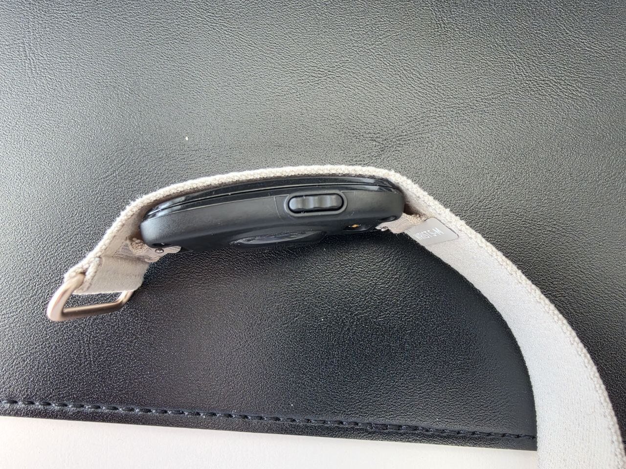 Fianco del modulo Garmin Cirqa con l'unico tasto fisico