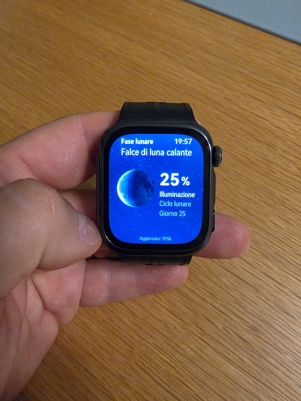 Widget della fase lunare sul Huawei Watch D3: falce di luna calante con il 25 per cento di illuminazione