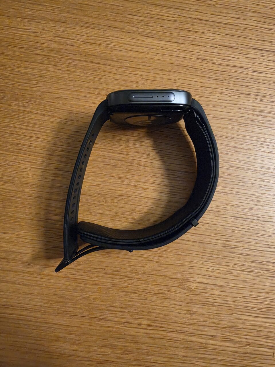 Profilo sinistro del Huawei Watch D3 con la griglia dell'altoparlante e il cinturino con airbag