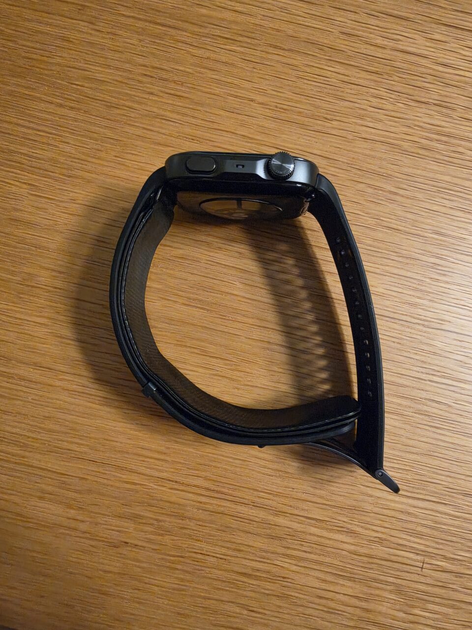 Profilo destro del Huawei Watch D3 con la corona rotante, il tasto programmabile e il cinturino nero