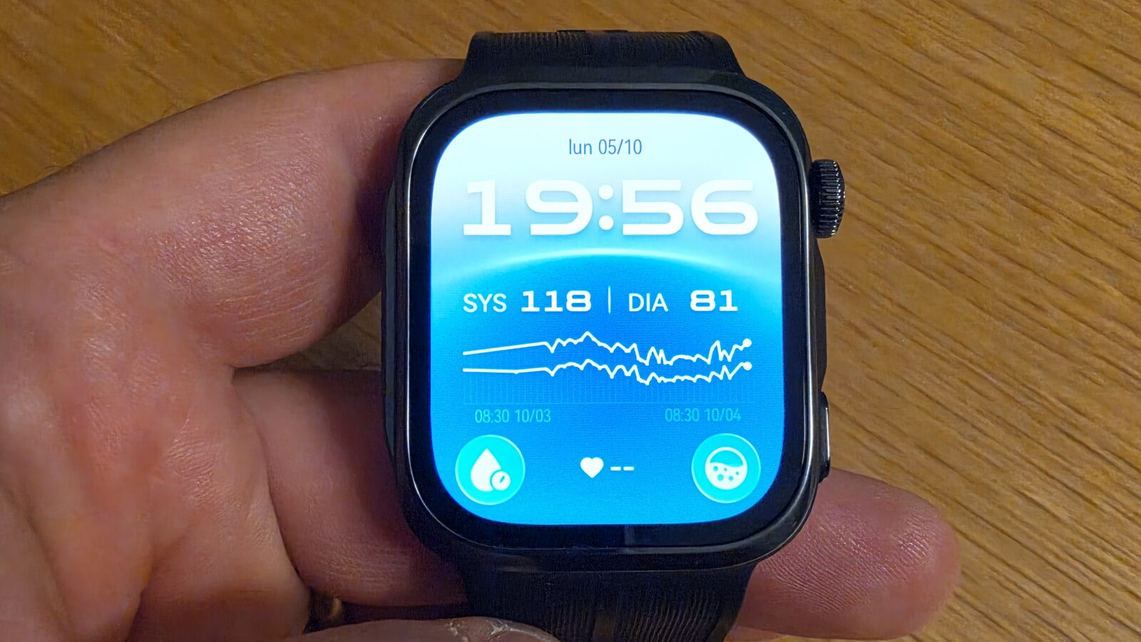 Huawei Watch D3 tenuto in mano con il quadrante che mostra pressione sistolica 118 e diastolica 81 e il grafico delle ultime 24 ore