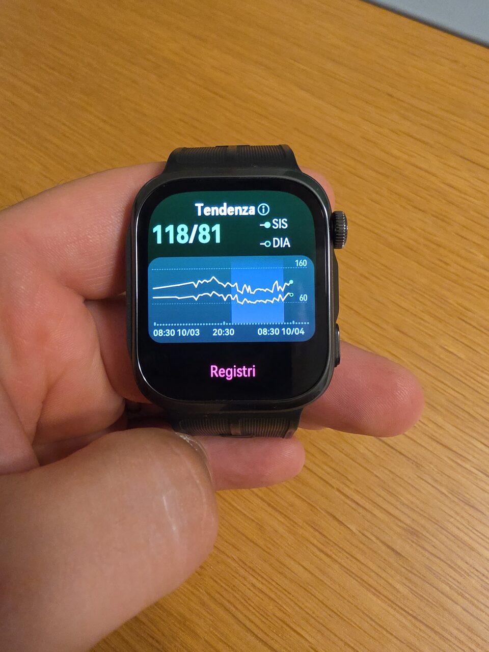Huawei Watch D3 con la schermata Tendenza della pressione: 118/81 e il grafico di sistolica e diastolica nelle 24 ore