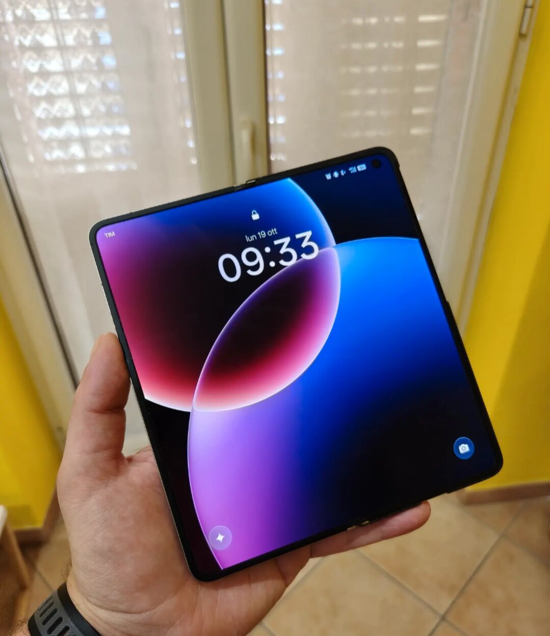 OPPO Find N6 aperto tenuto in mano con la schermata di blocco sullo schermo interno da 8,12 pollici