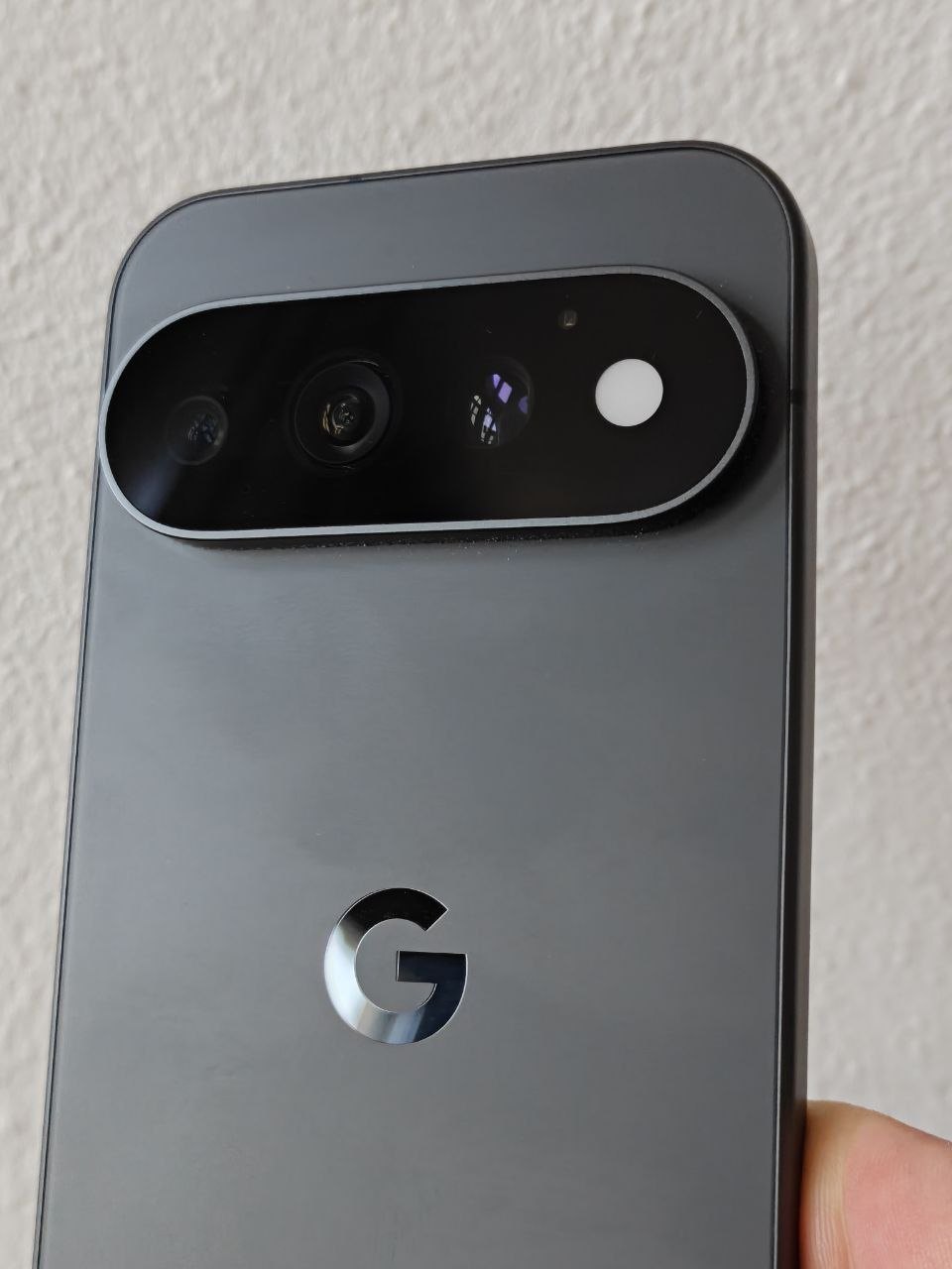 Primo piano della barra delle fotocamere del Pixel 11 Pro con le tre ottiche e il flash