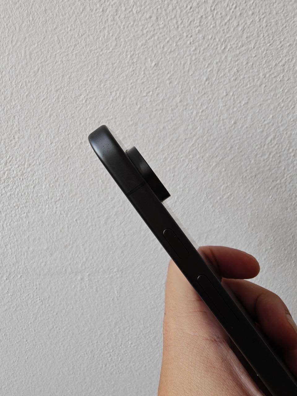 Profilo laterale del Pixel 11 Pro con i tasti e la barra delle fotocamere sporgente