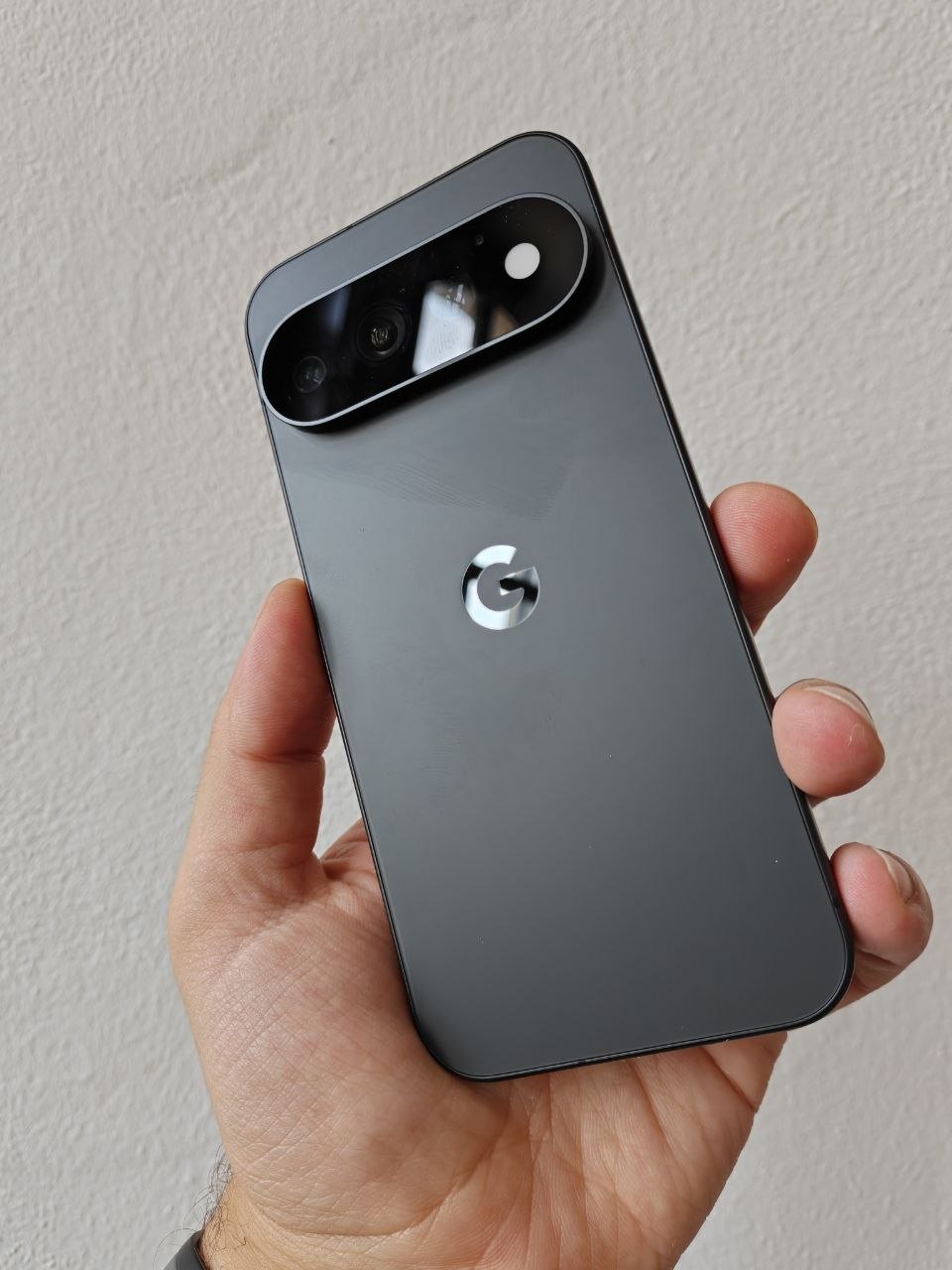 Pixel 11 Pro tenuto in mano visto da dietro, con il logo G al centro